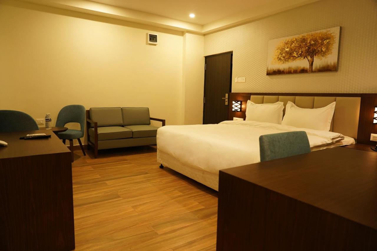 Hotel D Dev Vijayawada Bagian luar foto