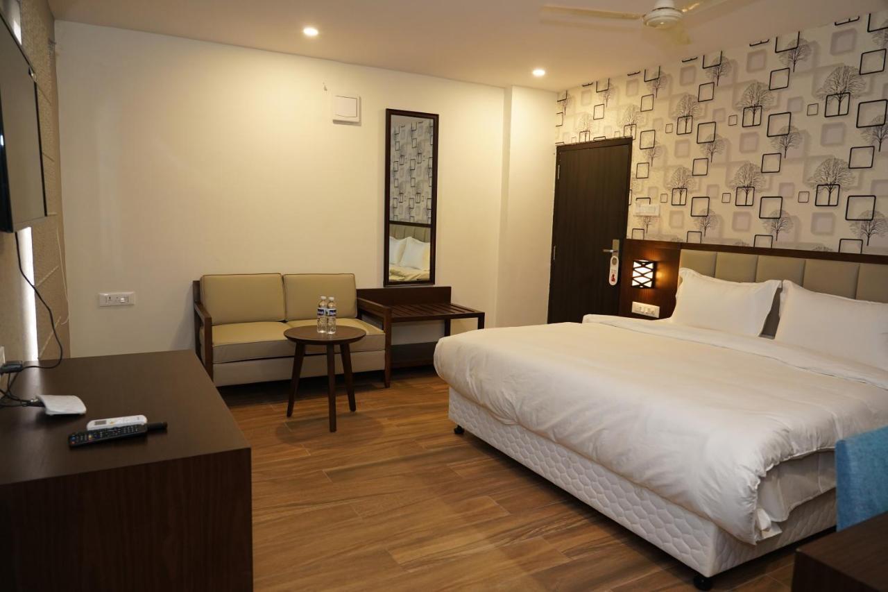 Hotel D Dev Vijayawada Bagian luar foto